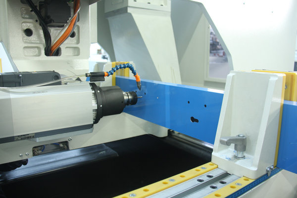 ÖZCELIK GARNET 6000  Alu- und PVC Profil CNC-Bearbeitungszentrum 6m (4 Achsen)